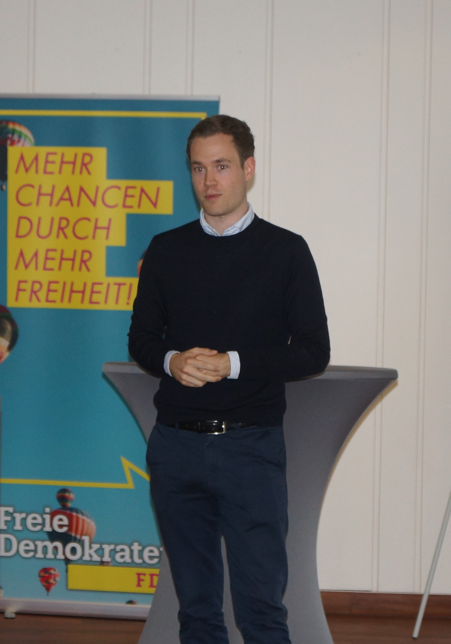 Der Landtagsabgeordnete Lars Alt erläutert das FDP Wahlprogramm