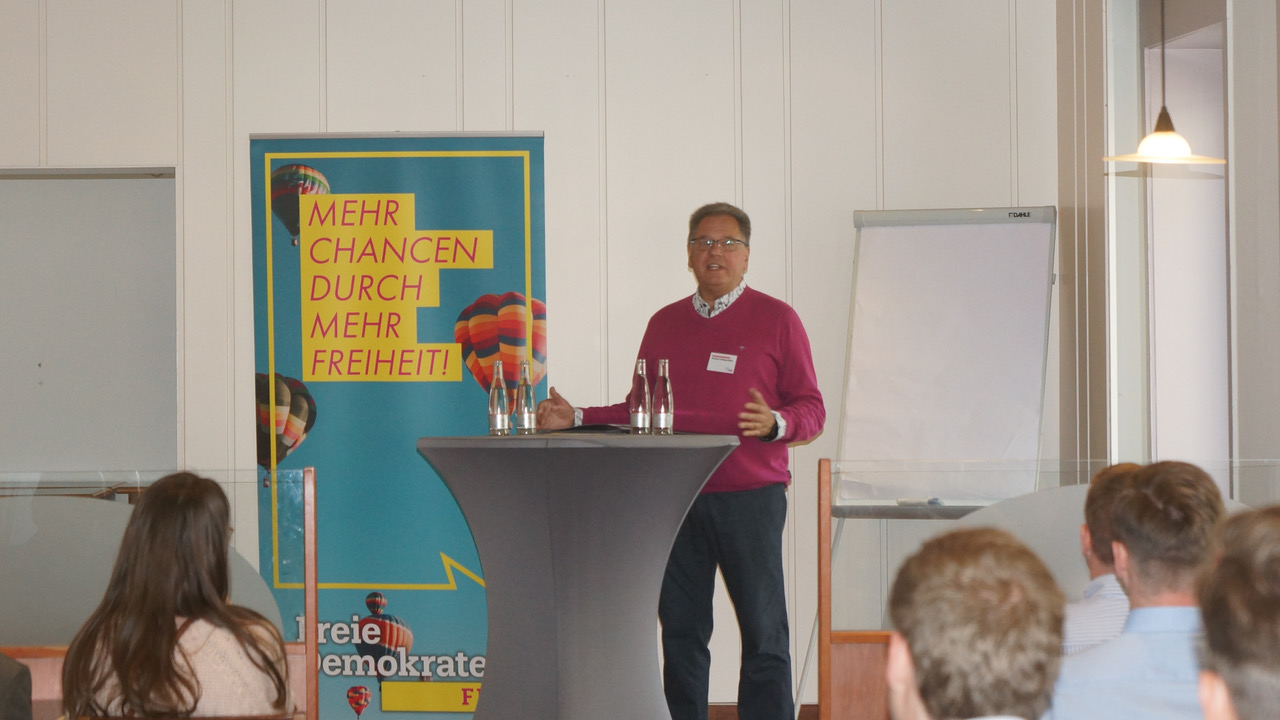 Der FDP Kreisvorsitzende Herbert Schäpertöns eröffnet den Bürgertreff
