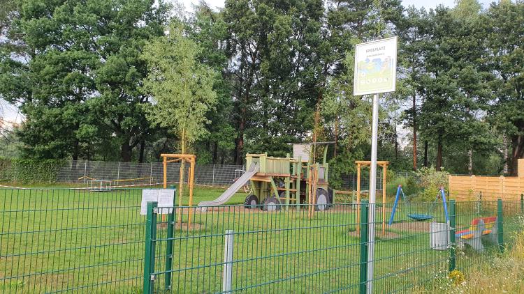 Abgesperrter Spielplatz am Holunderweg