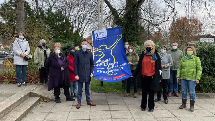 Hissen der Flagge von Terre des Femmes